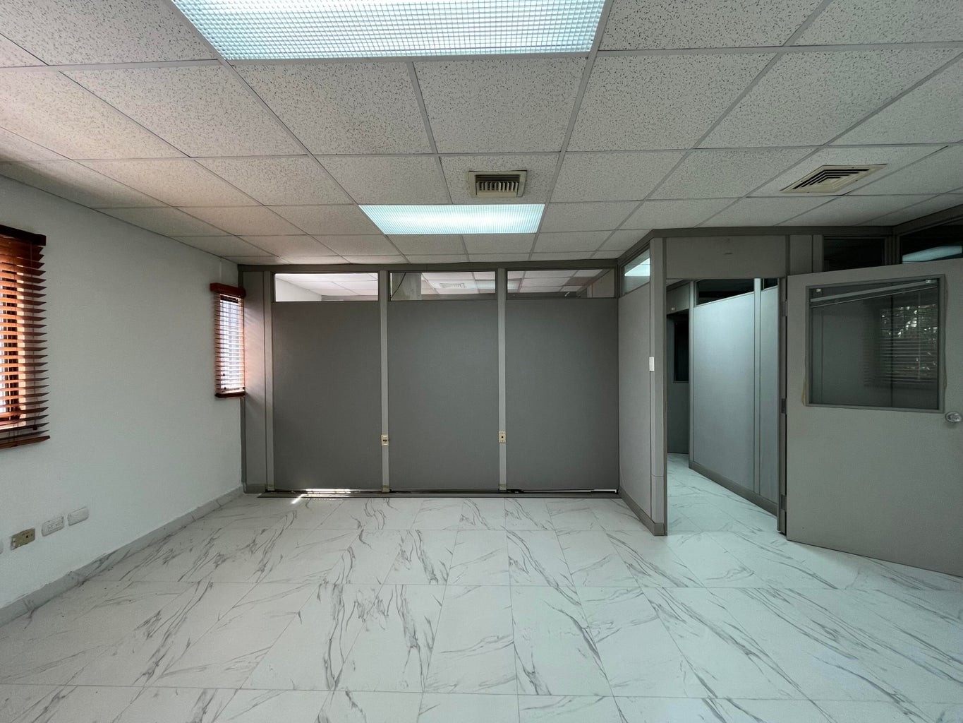 oficinas y locales comerciales - Espacioso y cómodo local para oficina. 0