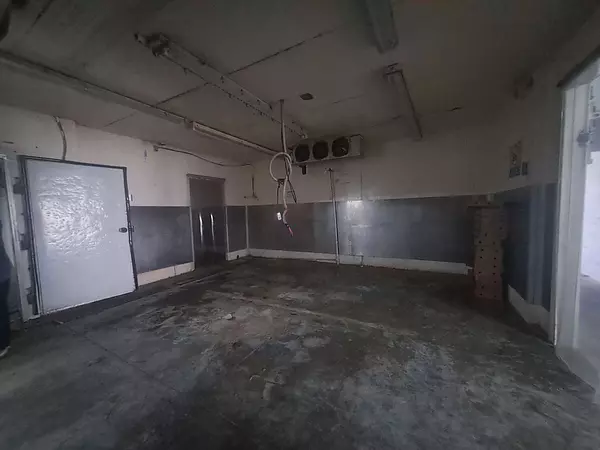 otros inmuebles - Alquilo Nave 1,200 mts con cuarto frio  en la Av. Monumental 
 8