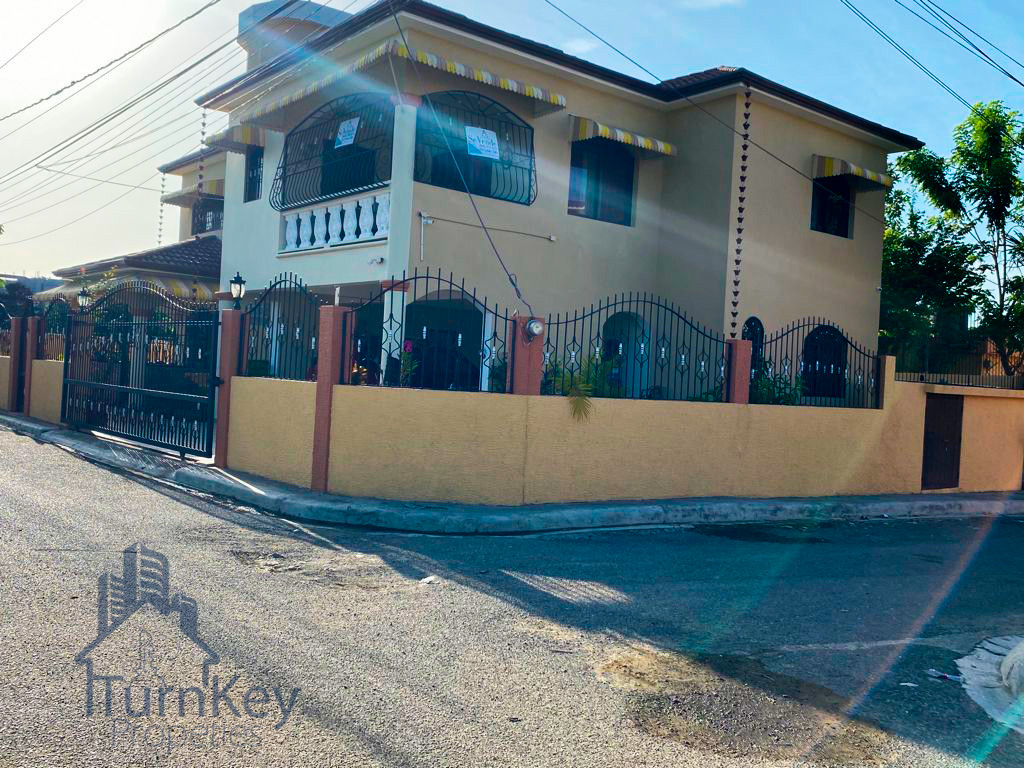casas - Se vende casa de 2 niveles y 3 habitaciones, en Muñoz, Puerto Plata