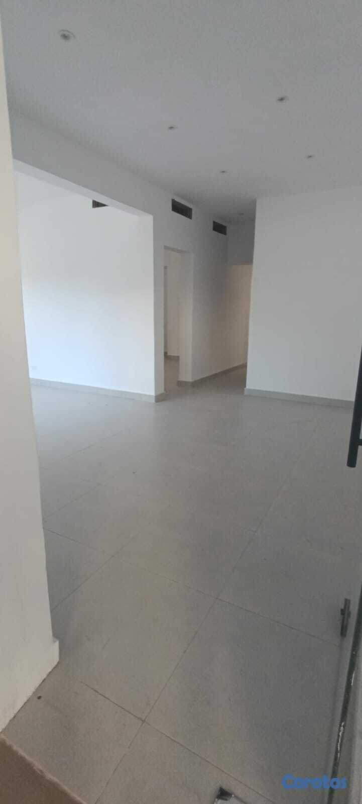 oficinas y locales comerciales - La Julia, Local de 112mts con terraza, 3 parqueos 6