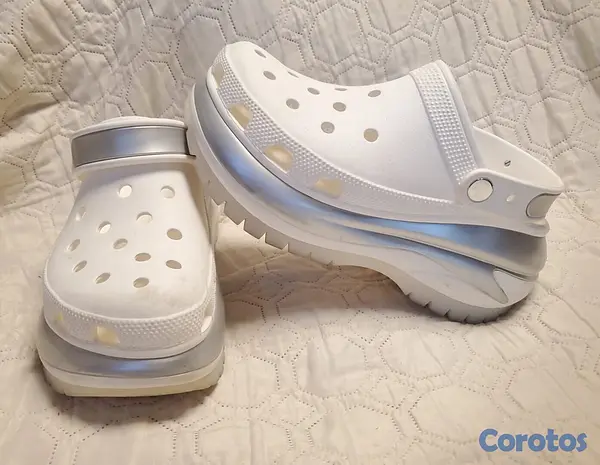 zapatos unisex - Crocs size 8, como nueva la compre en la casa en ny y solo la use una vez  2