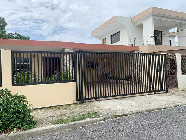 casas - Propiedad comercial céntrica  2