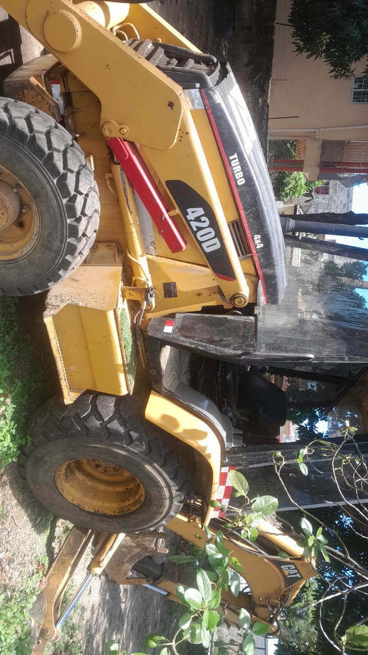 camiones y vehiculos pesados - Retroexcavadora Caterpillar 420-D 4