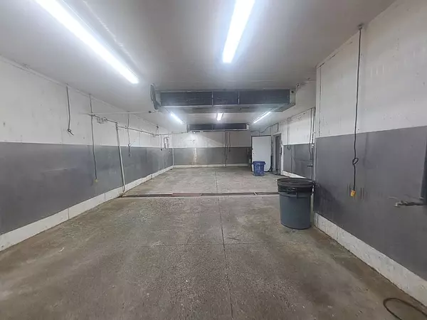 otros inmuebles - Alquilo Nave 1,200 mts con cuarto frio  en la Av. Monumental 
 9