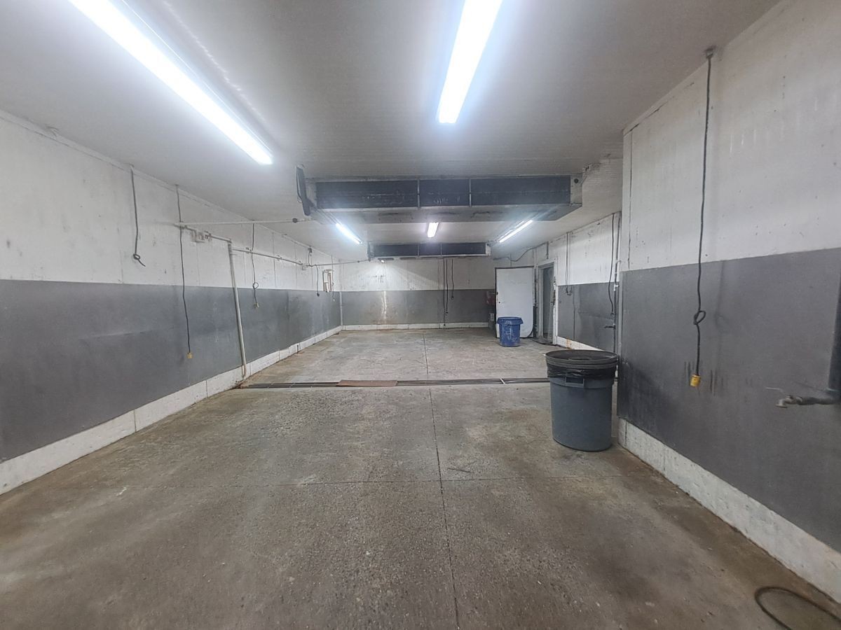 otros inmuebles - Alquilo Nave 1,200 mts con cuarto frio  en la Av. Monumental 
 8