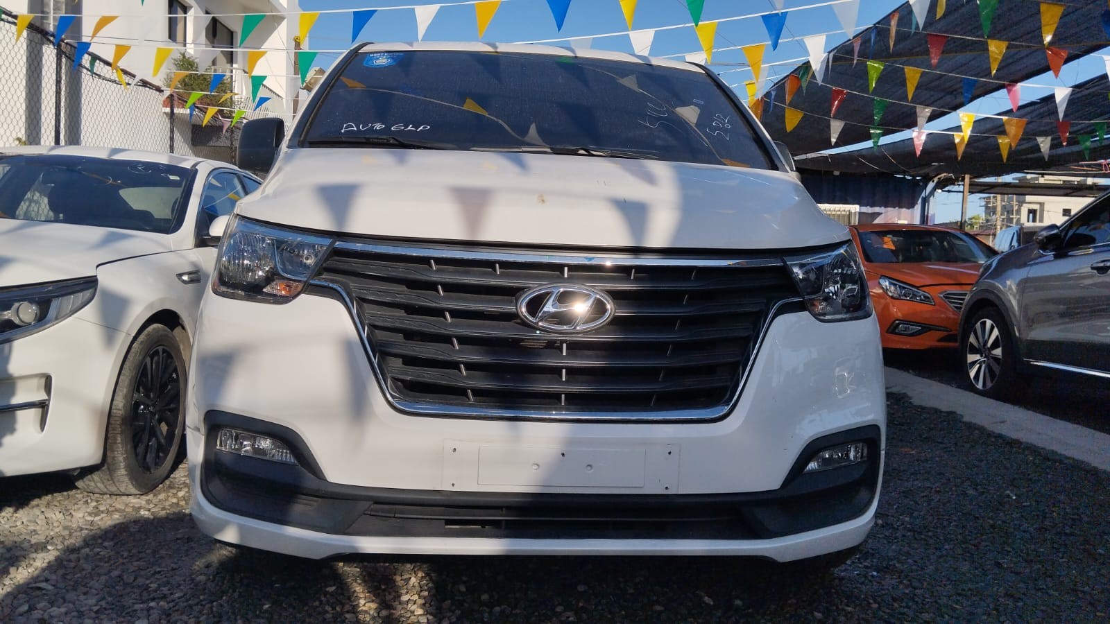 jeepetas y camionetas - HYUNDAI GRAND STAREX 2020 BLANCA 2