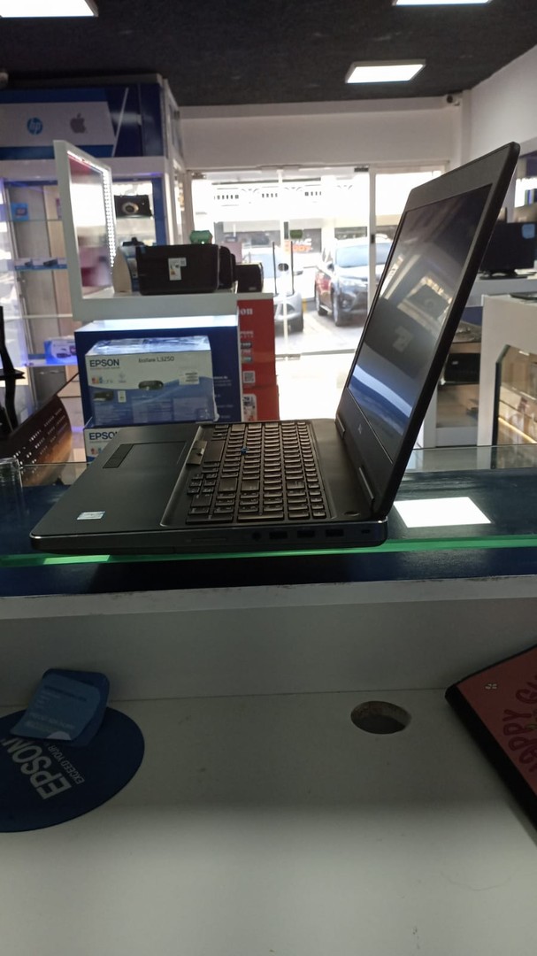 computadoras y laptops - Laptop Dell Precision 7520 15.6 FHD 2