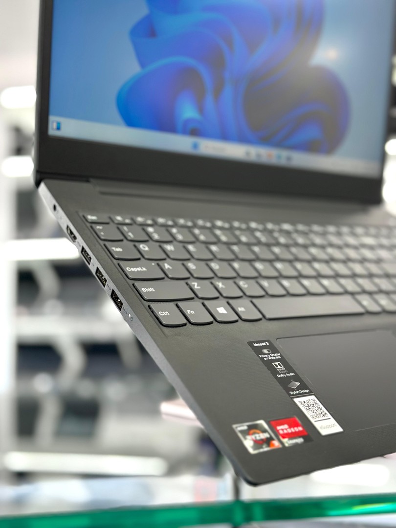 computadoras y laptops - LENOVO RYZEN 3 8RAM 128GB SSD 4
