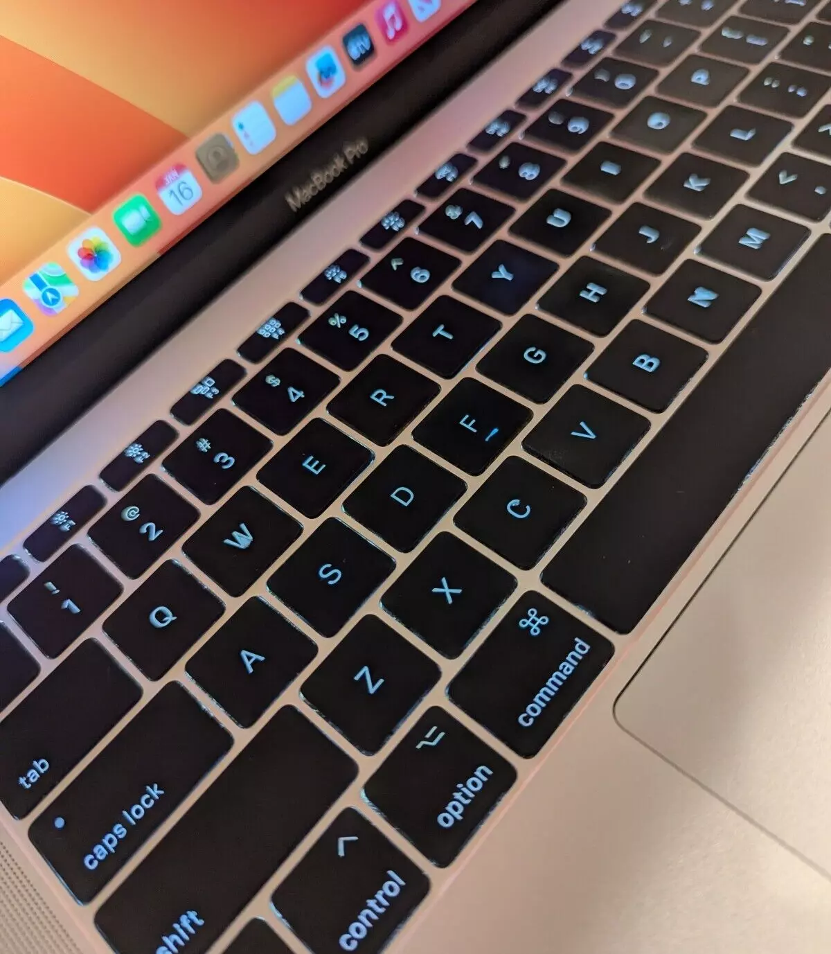 computadoras y laptops - MacBook Pro 2017 Retina COMO NUEVA 3