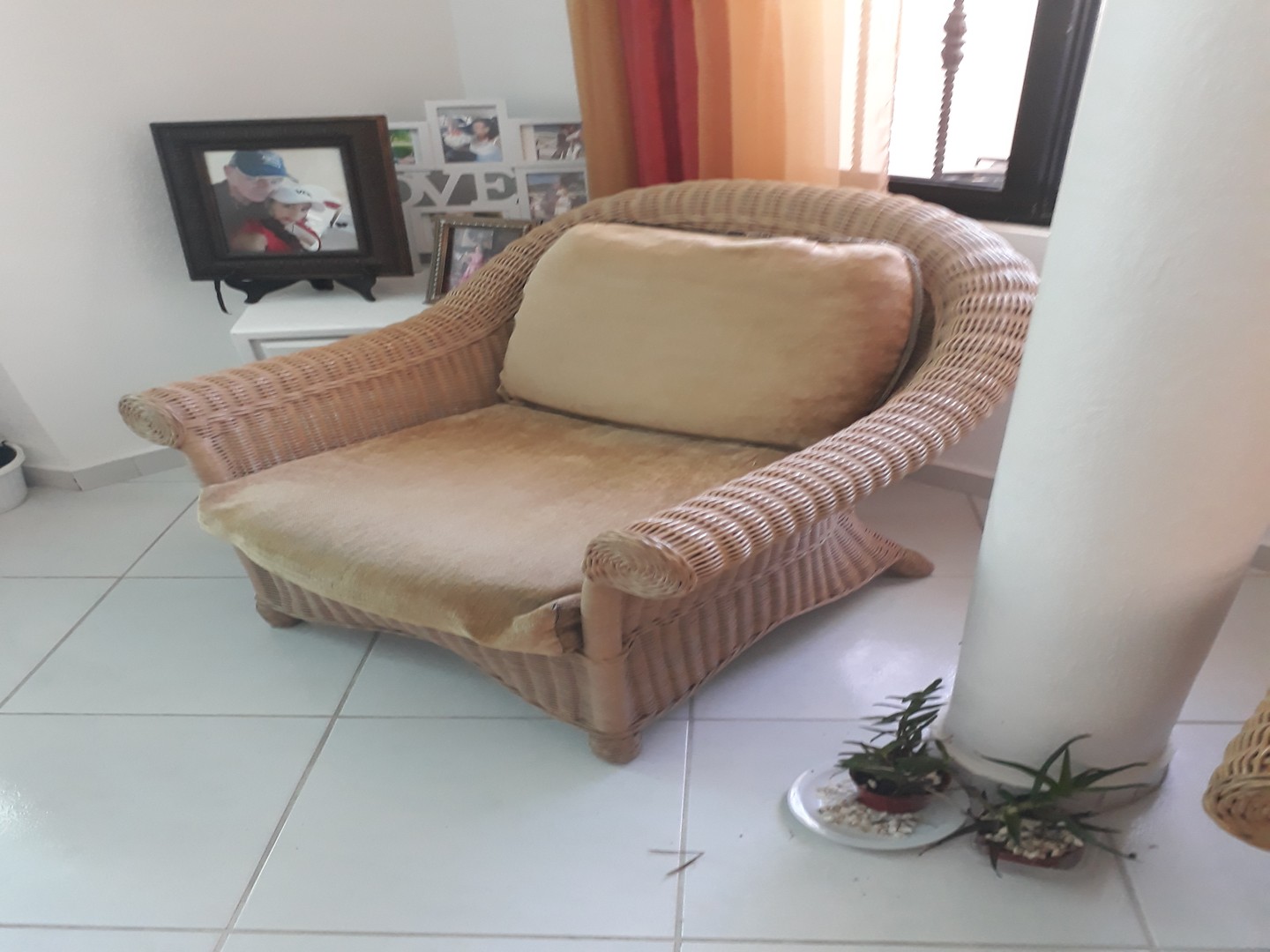 muebles y colchones - 2 grande sofa 90 x 41 y 2 sillas de ratin