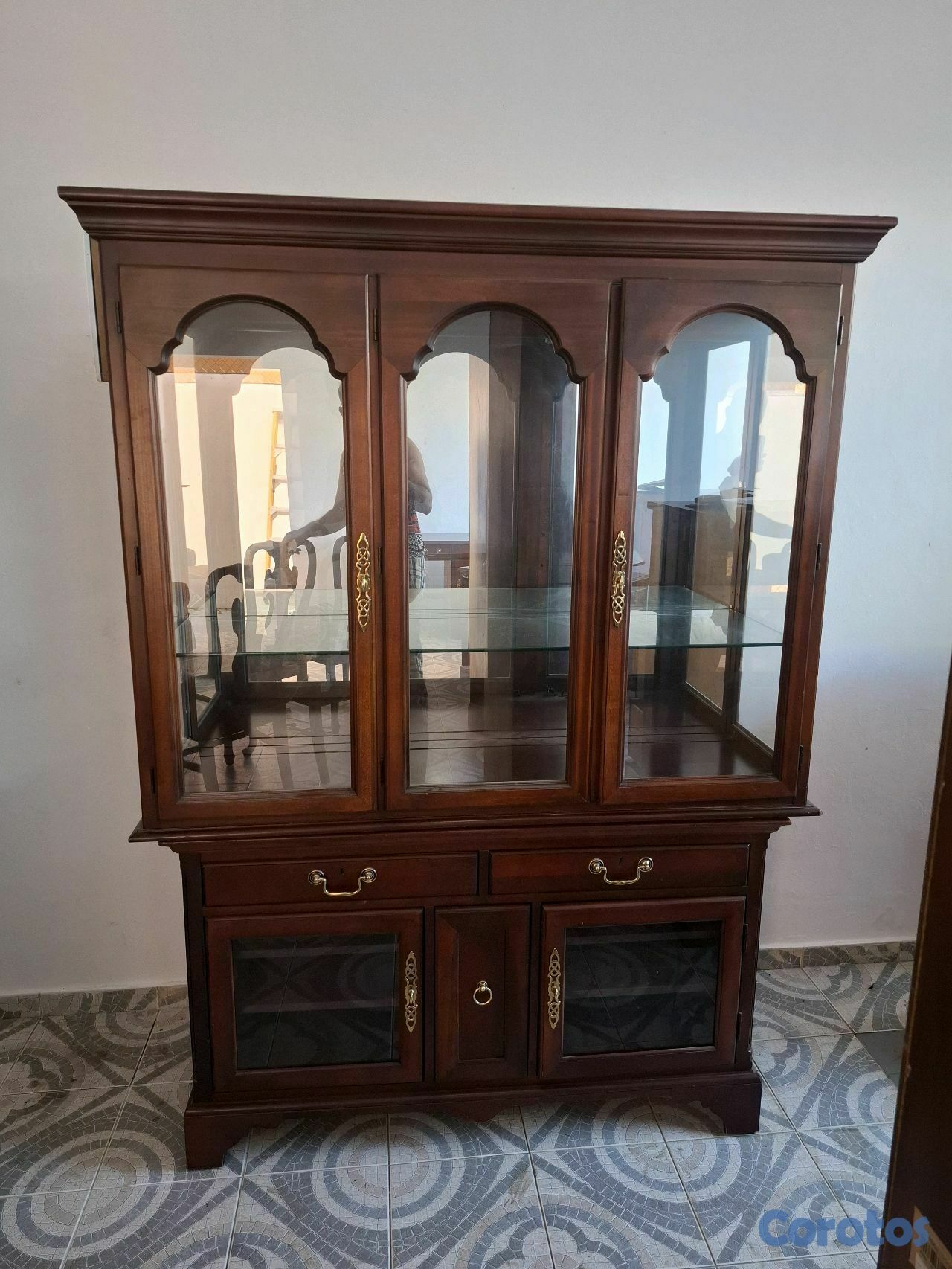 muebles y colchones - Vitrina como nueva color caoba 2