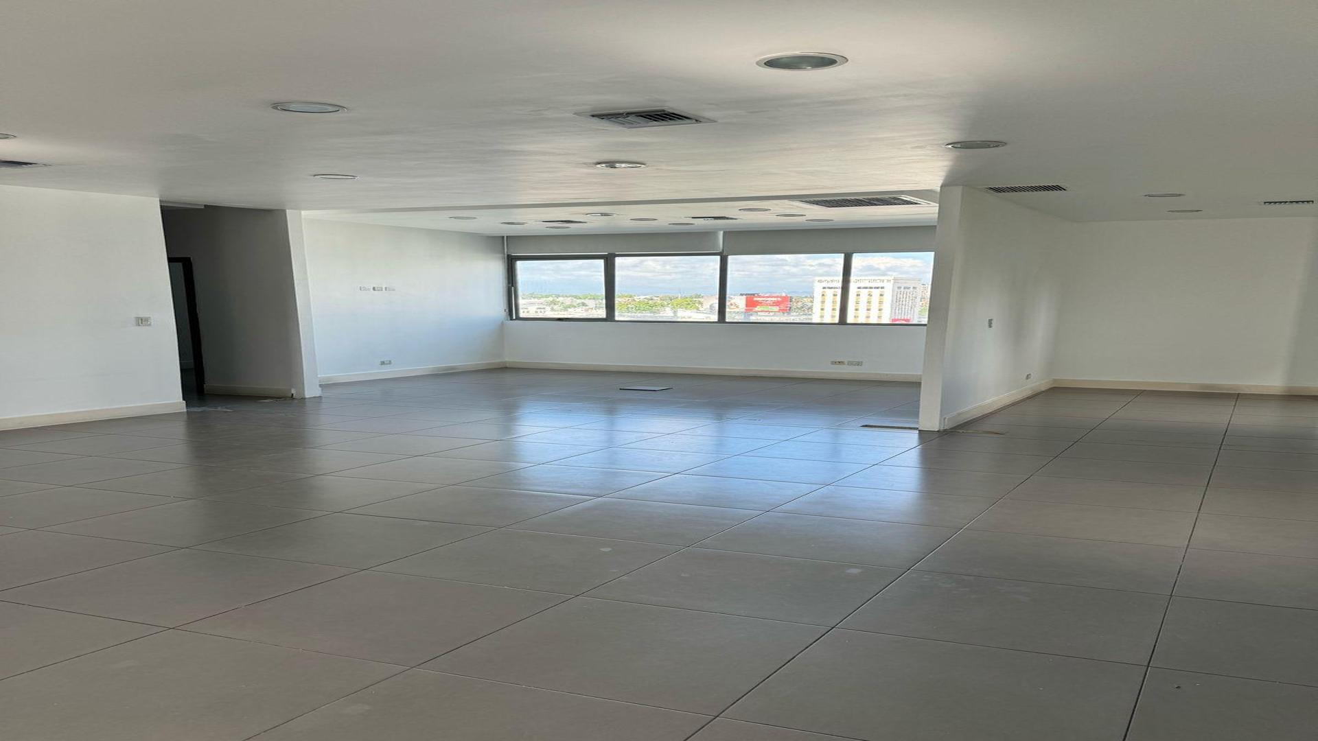 oficinas y locales comerciales - Local en Piantini en torre empresarial. 3