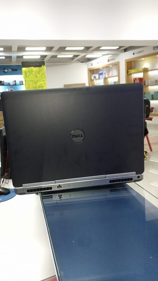 computadoras y laptops - Laptop Dell Precision 7520 15.6 FHD 3