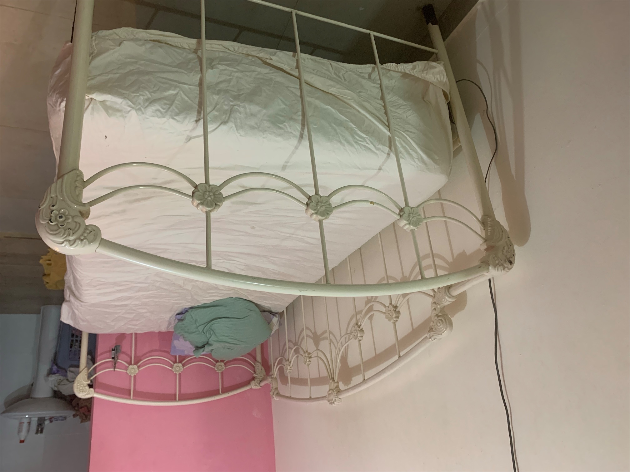 muebles y colchones - Colchón como nuevo más cama disponible  1