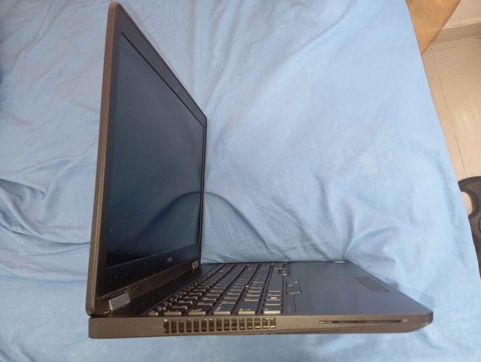 computadoras y laptops - DELL LATITUDE E5570 usada en buen estado 5