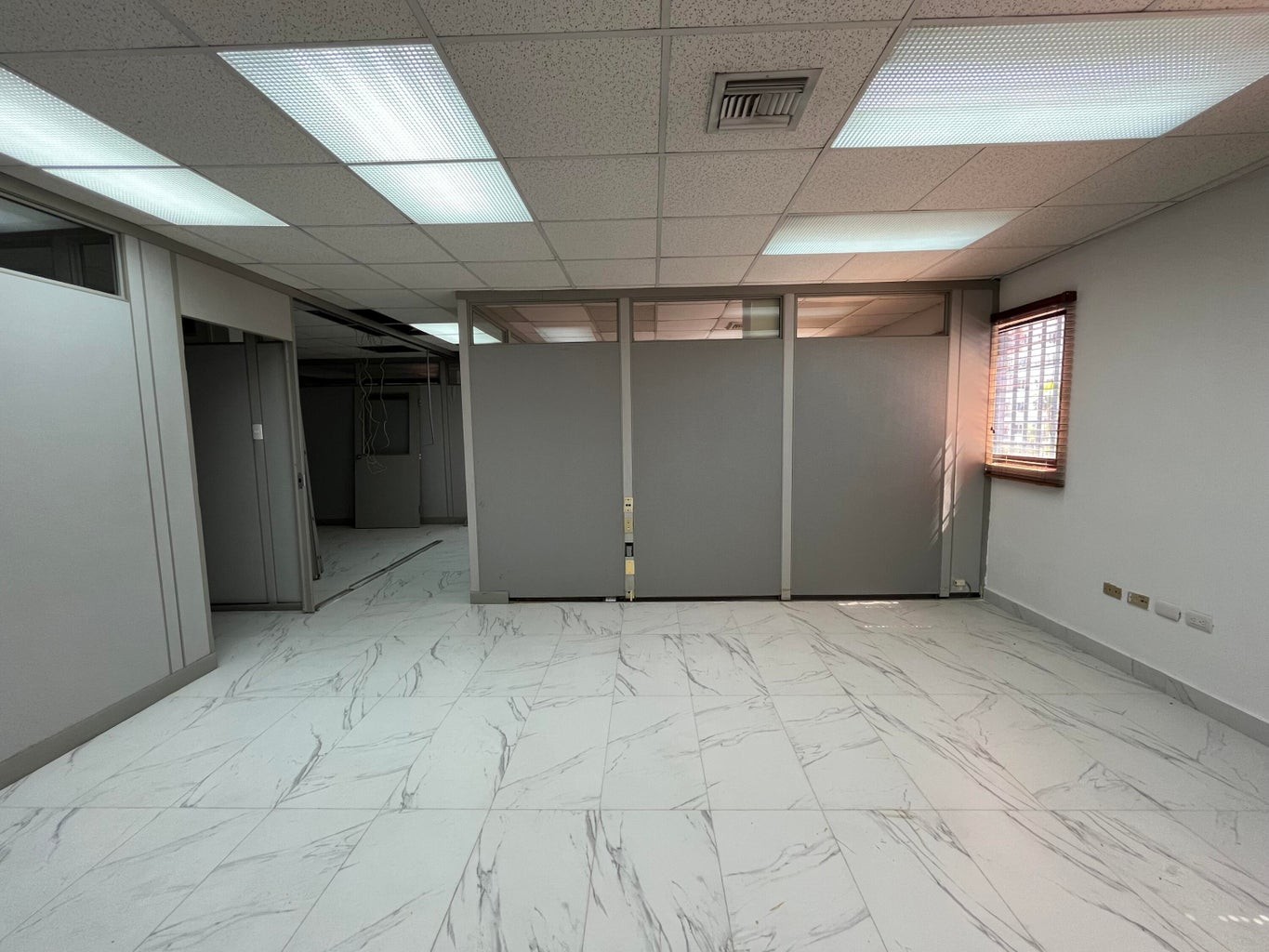 oficinas y locales comerciales - Espacioso y cómodo local para oficina. 3