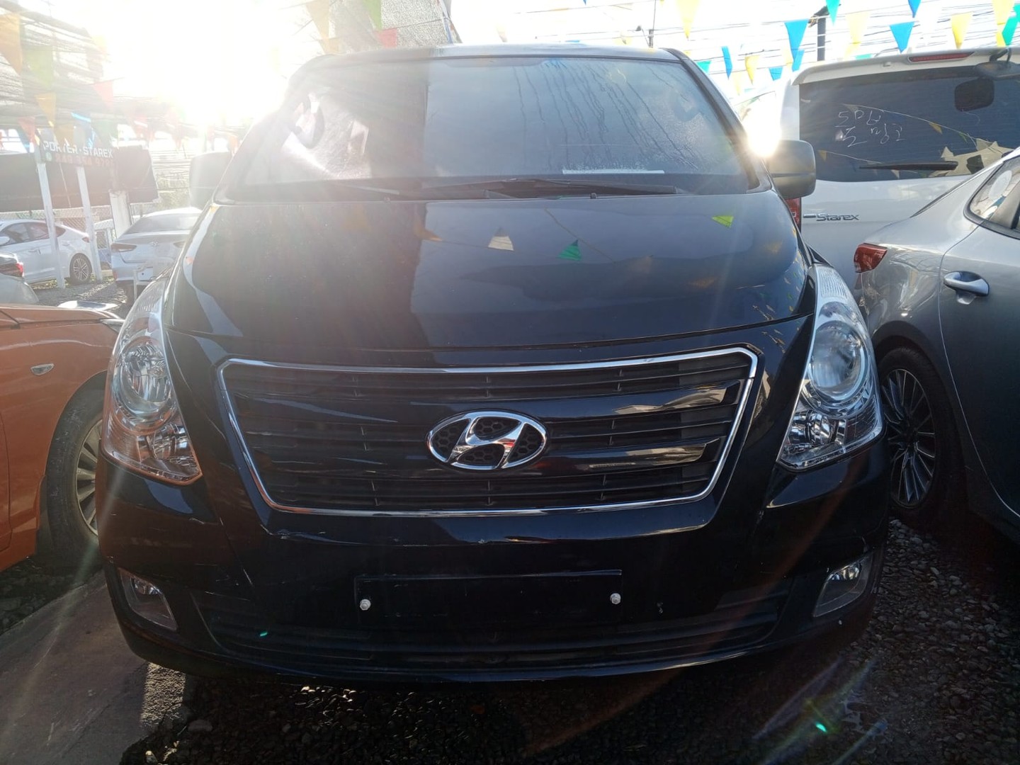jeepetas y camionetas - HYUNDAI GRAND STAREX 2017 NEGRA