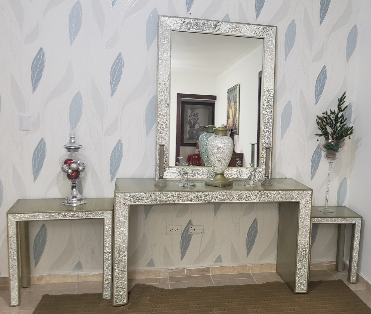 decoración y accesorios - Hermosa repisa, con su espejo y dos mesas auxiliares,  importada .