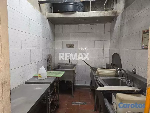 oficinas y locales comerciales - Local Comercial en ZONA COLONIAL 9