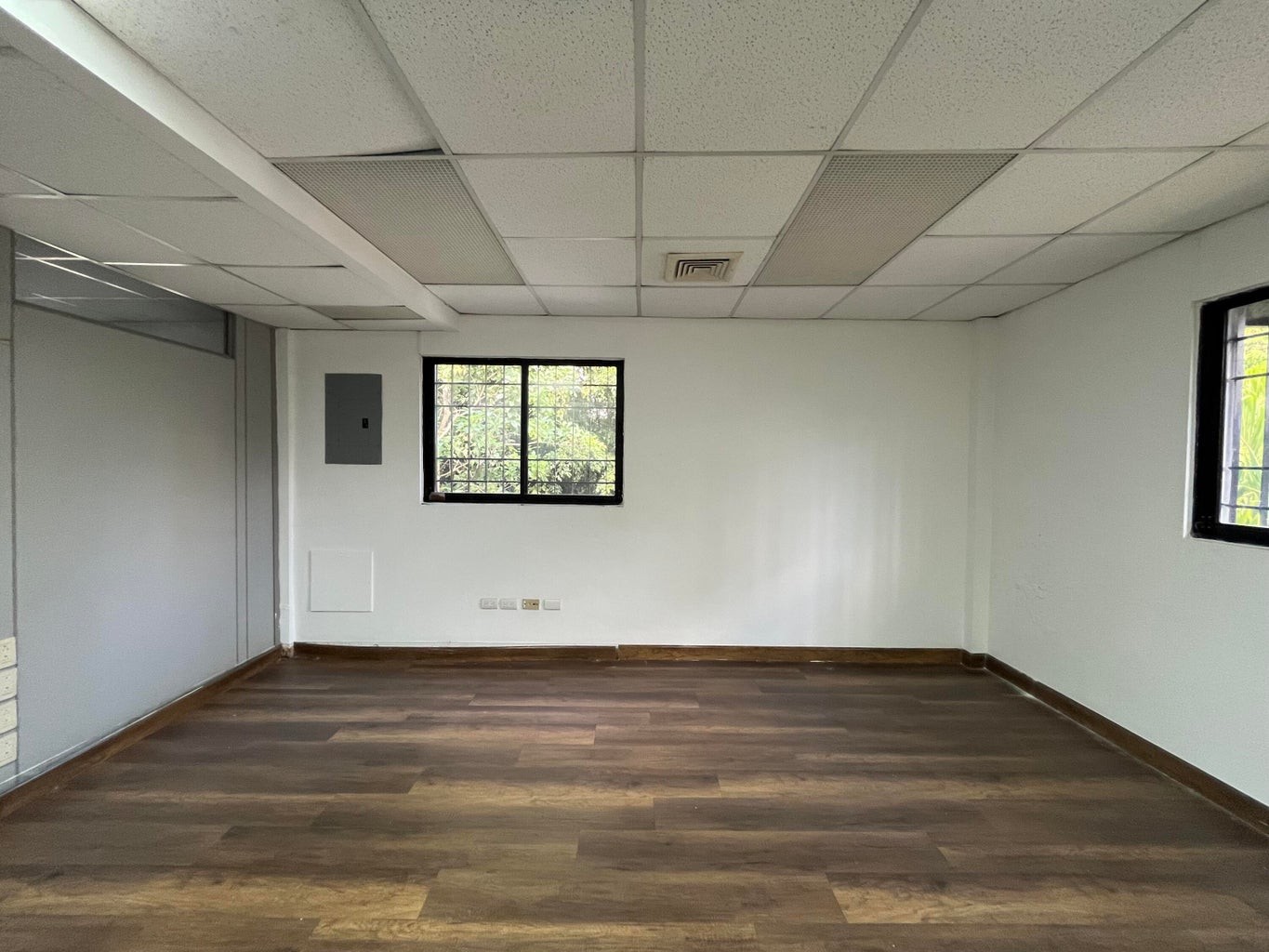oficinas y locales comerciales - Espacioso y cómodo local para oficina. 5