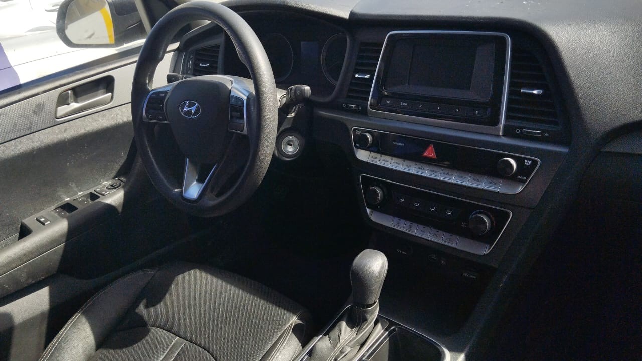 jeepetas y camionetas - HYUNDAI GRAND STAREX 2017 NEGRA 2