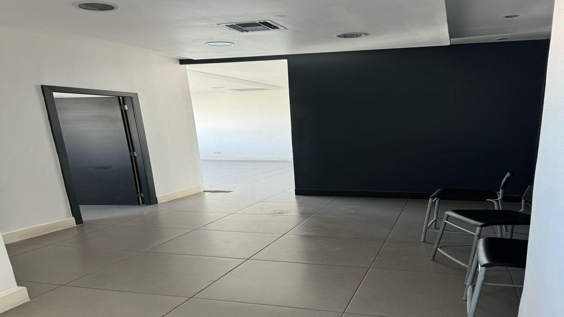 oficinas y locales comerciales - Local en Piantini en torre empresarial. 7