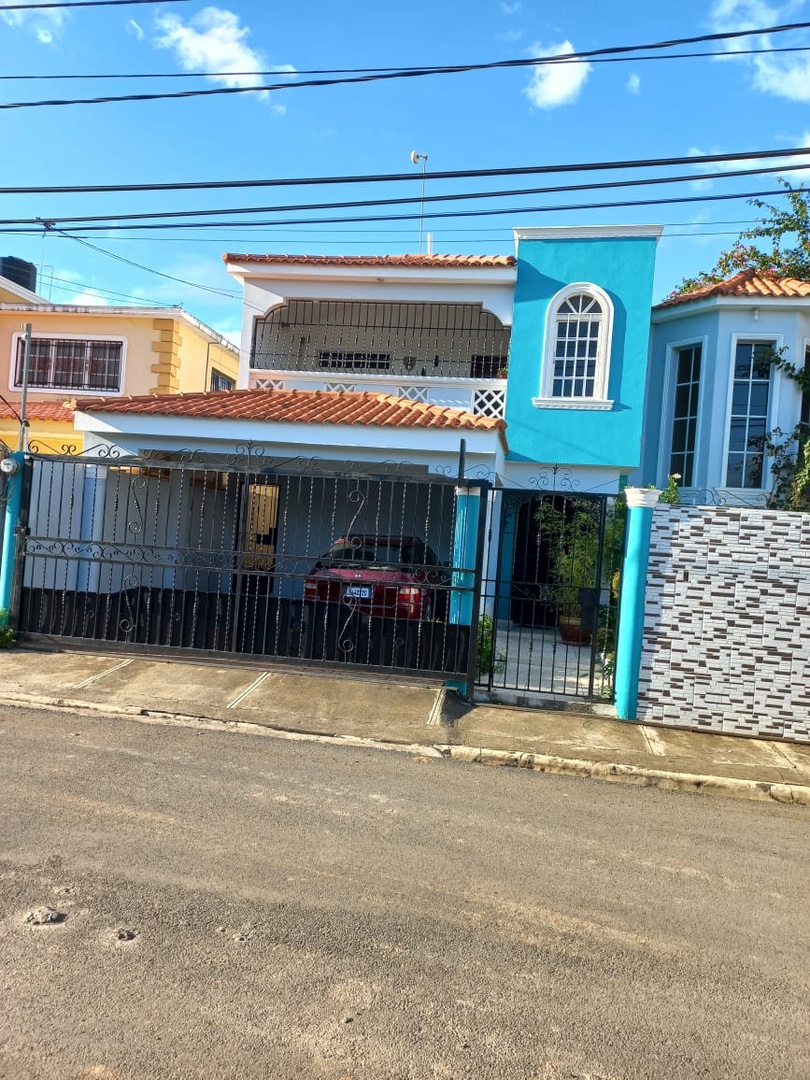 casas - Venta de casa en el residencial mirador del este Santo Domingo 310mts
