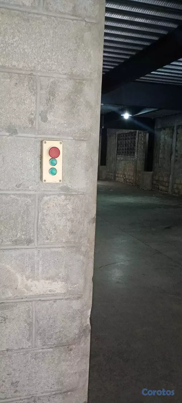 oficinas y locales comerciales - ALQUILO NAVE. Localizada en Ensanche La Fe. 700 mt 11