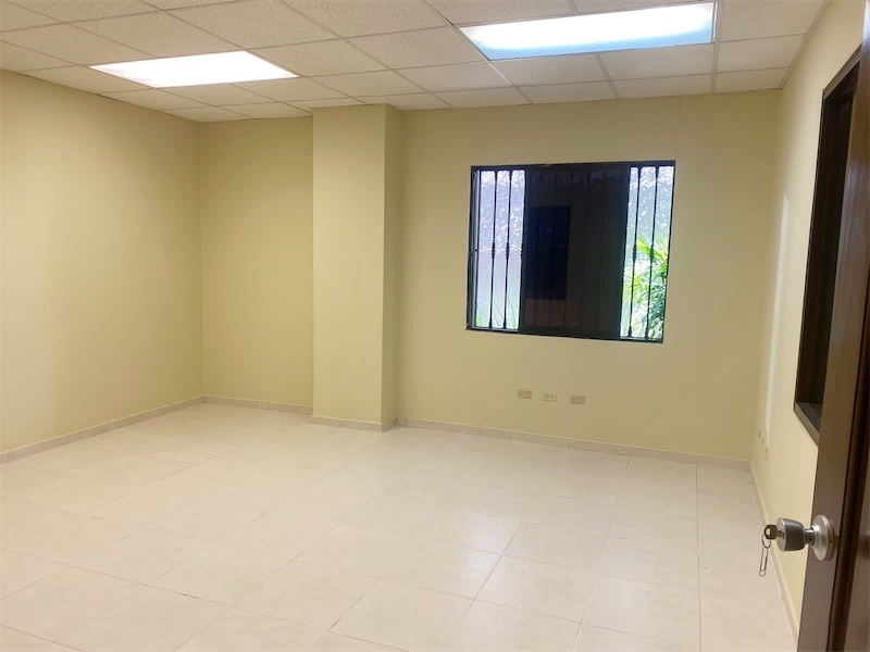 oficinas y locales comerciales - Local en evaristo céntrico en zona corporativa 1