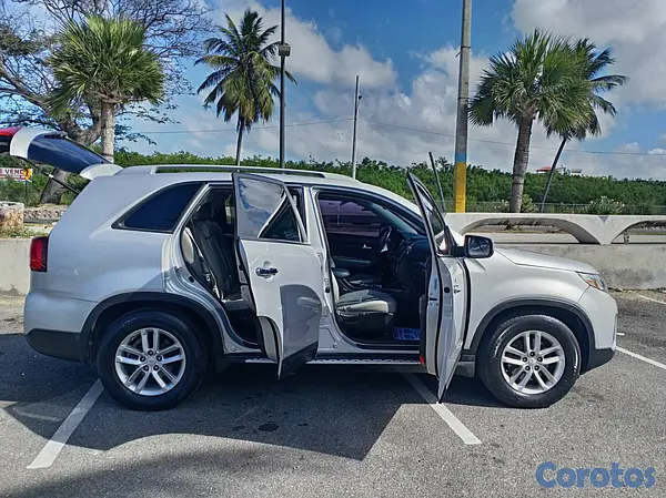 jeepetas y camionetas - KIA SORENTO LX LIGERAMENTE NEGOCIABLEContacto.Yvette Reyes  12