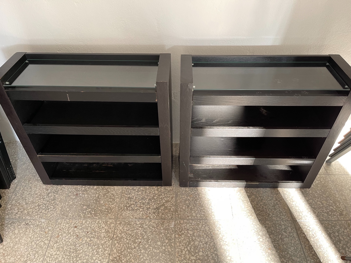 muebles y colchones - dos mesas laterales madera prensada color marron compradas en IKEA
