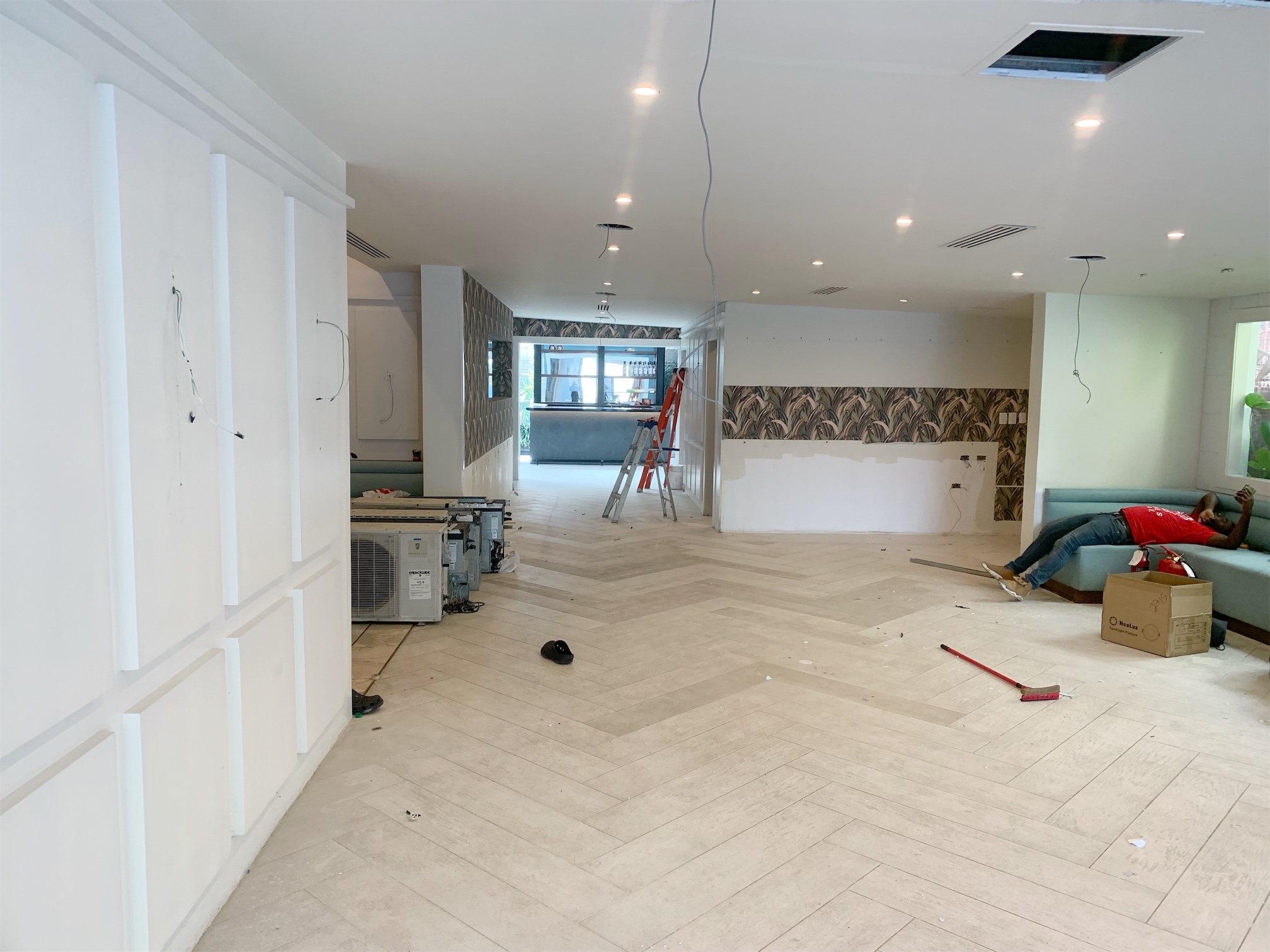 oficinas y locales comerciales - Local amplio en Piantini 400 m 4