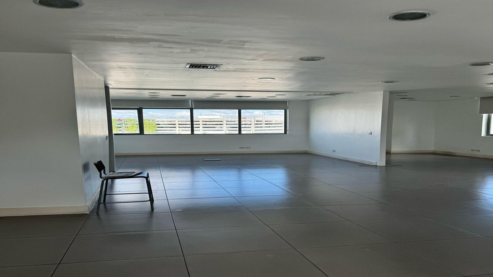 oficinas y locales comerciales - Local en Piantini en torre empresarial. 8