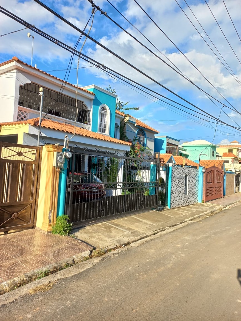 casas - Venta de casa en el residencial mirador del este Santo Domingo 310mts 1