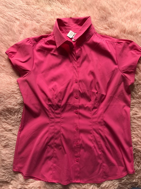 Camisa rosa, manga corta.