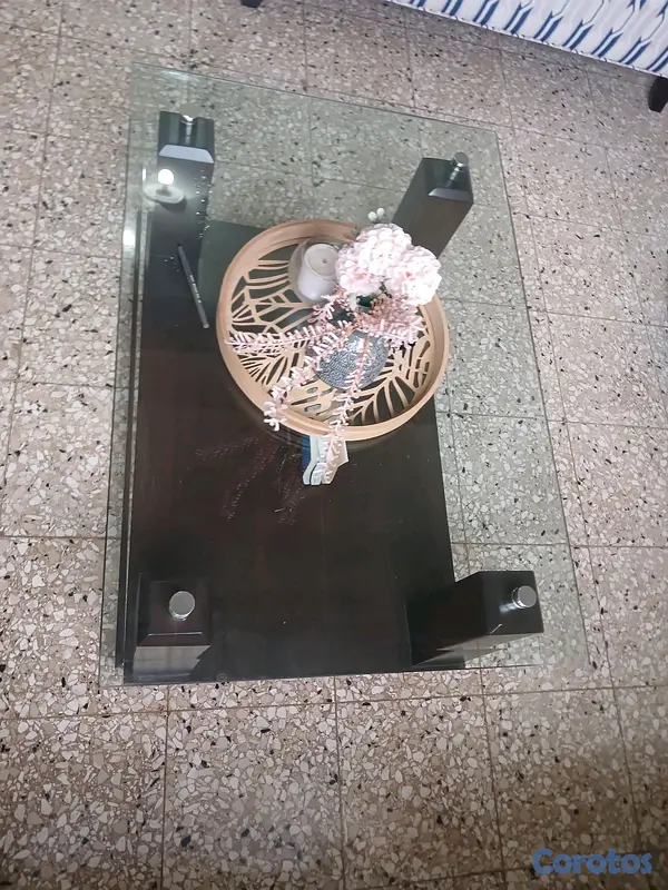 muebles y colchones - Mesa de centro con tope de cristal y patas en caoba. 2