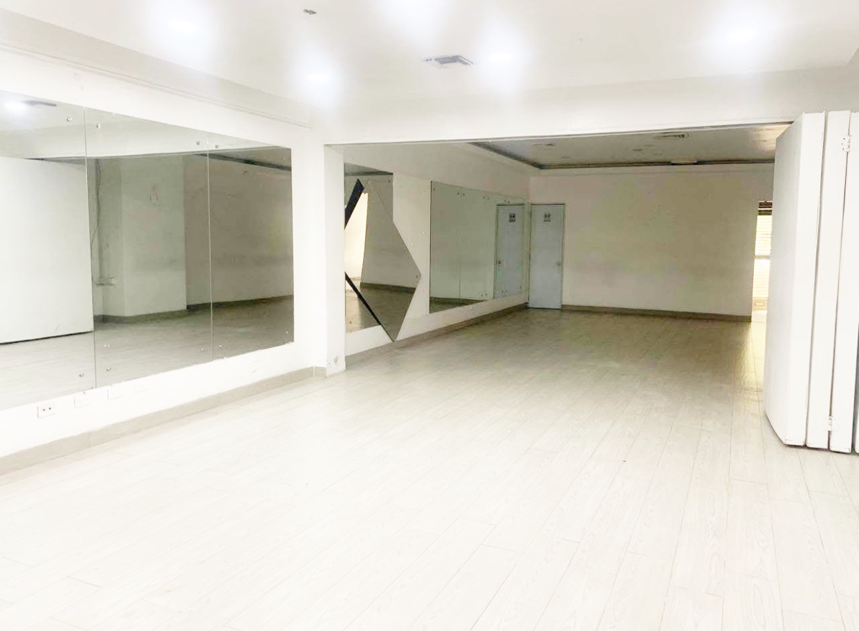 oficinas y locales comerciales - Local céntrico en Piantini  2