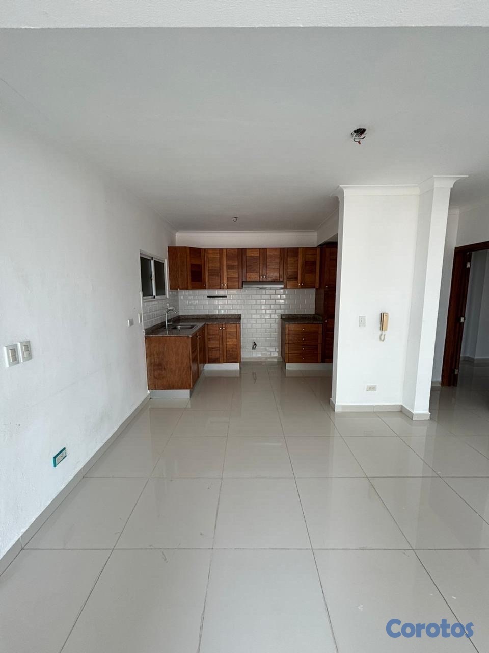 apartamentos - alquiló Evaristo Morales una hab 1.5 baños parqueo ascensor planta full gas com 6