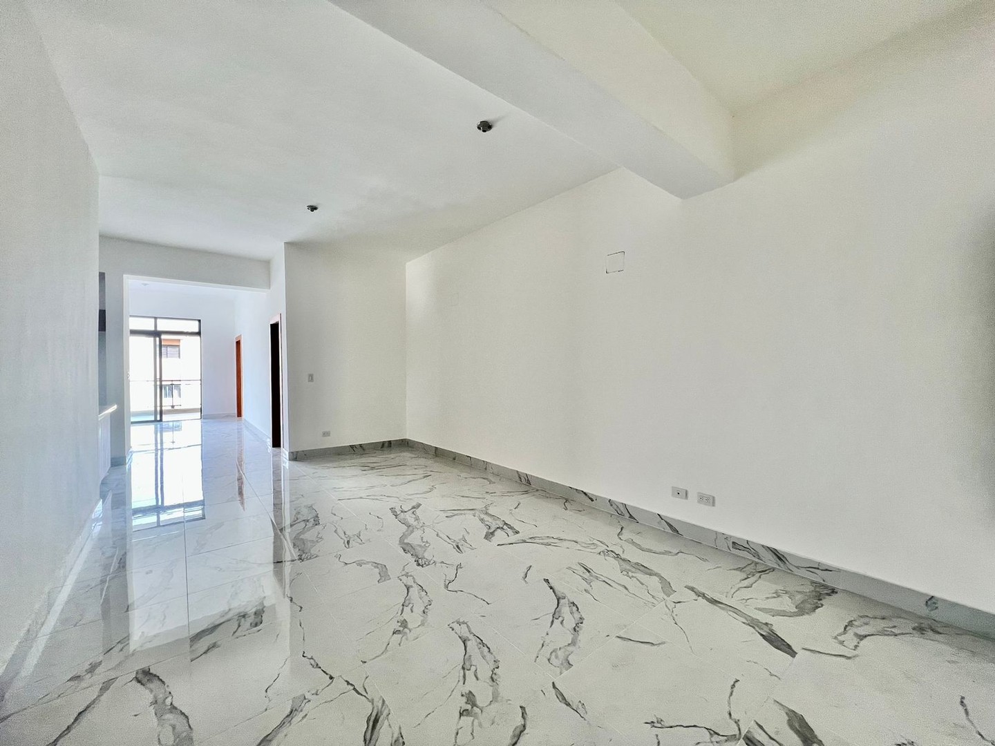apartamentos - Segundo piso con terraza, Los Cacicazgos, Distrito Nacional (Gerson) 4