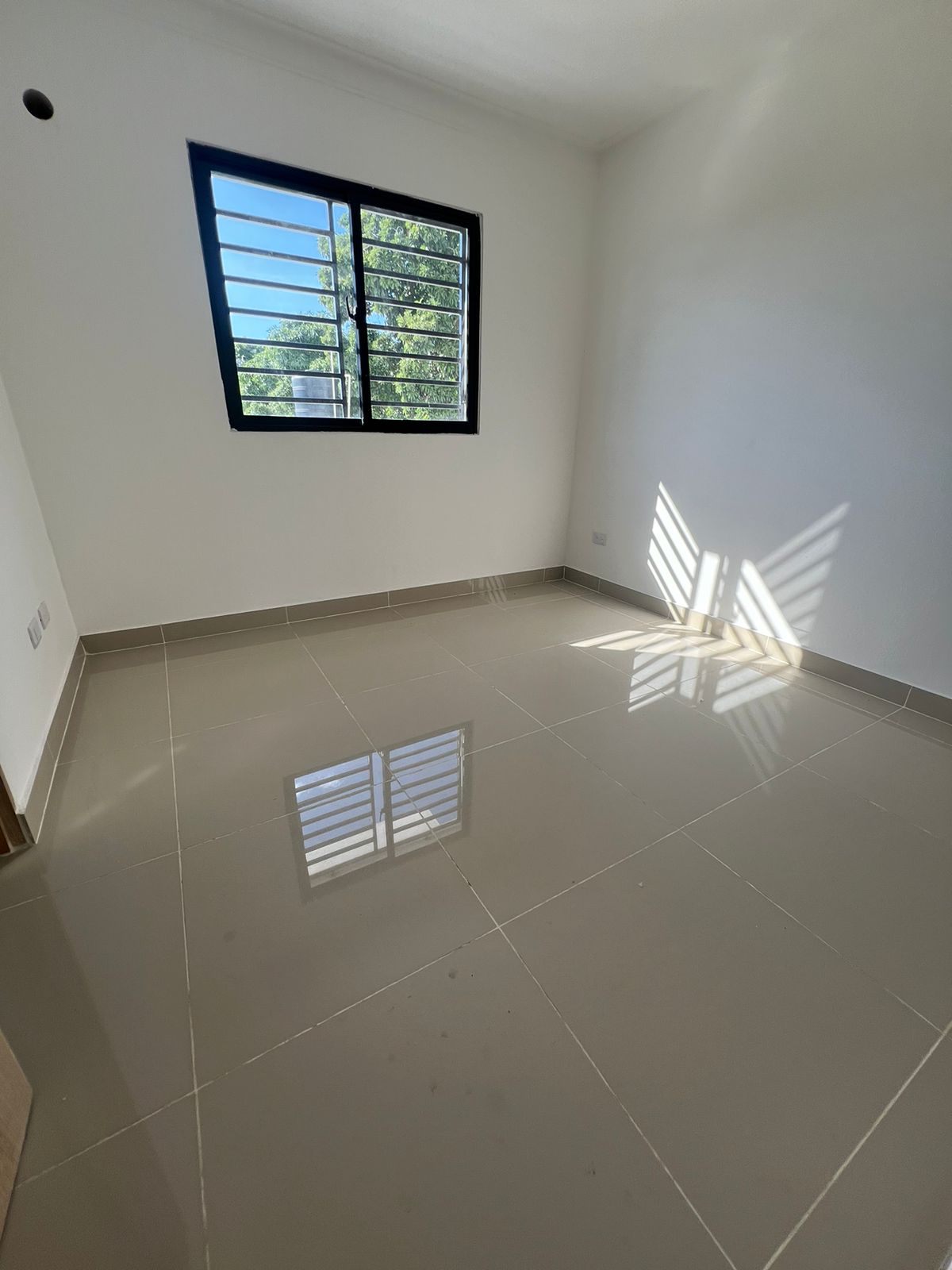 apartamentos - Apartamento con Balcón y cuarto de servicio +3 HAB/2BÑ ubicado en Las Américas 3
