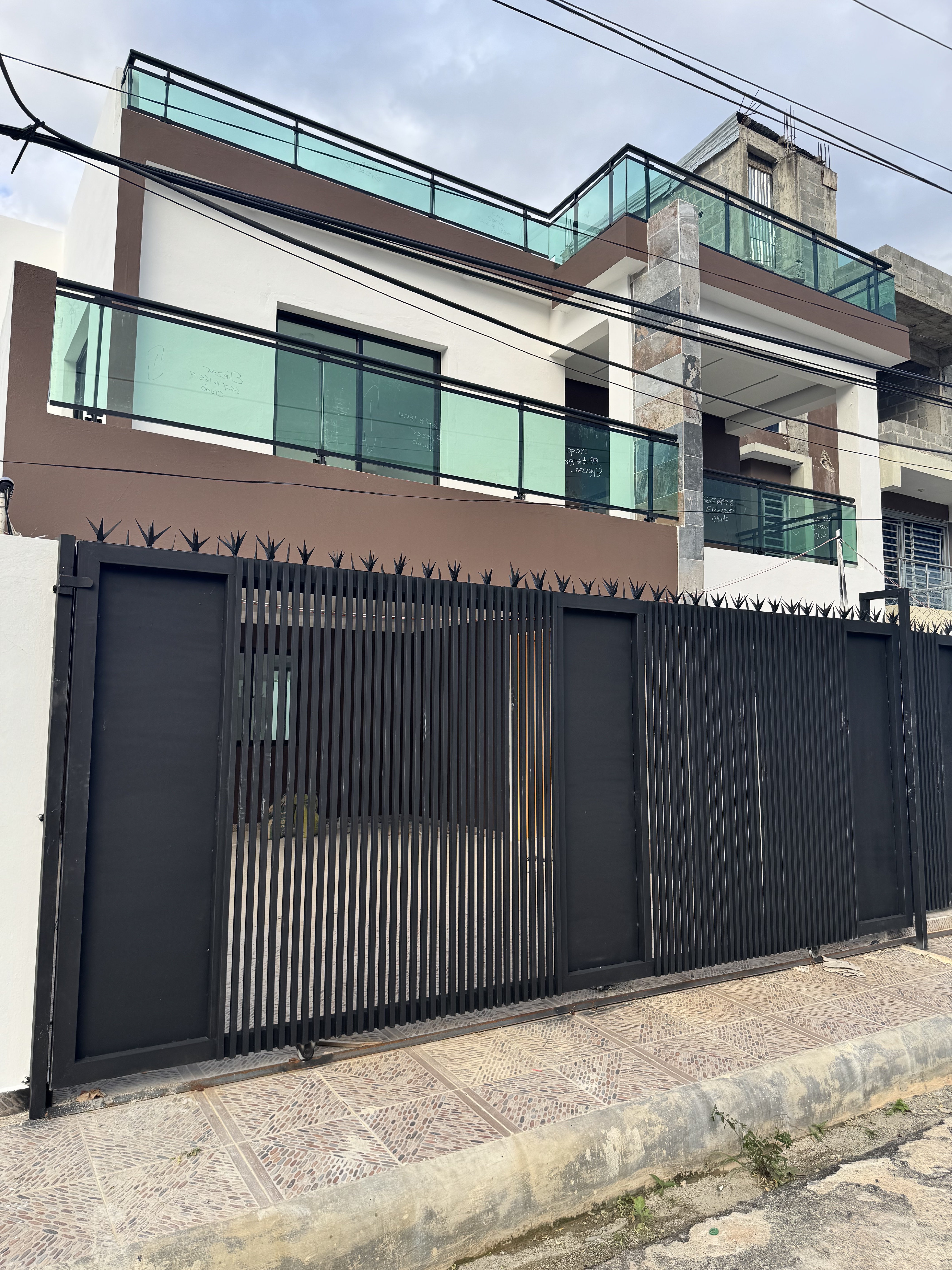 casas - venta de casa con 4 habitaciones en autopista de san isidro Santo Domingo este  2