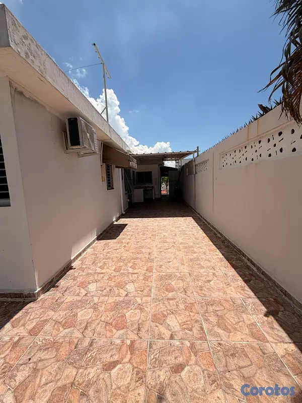 casas - Amplia casa de dos niveles en los kilómetros de la Avenida Independencia 9