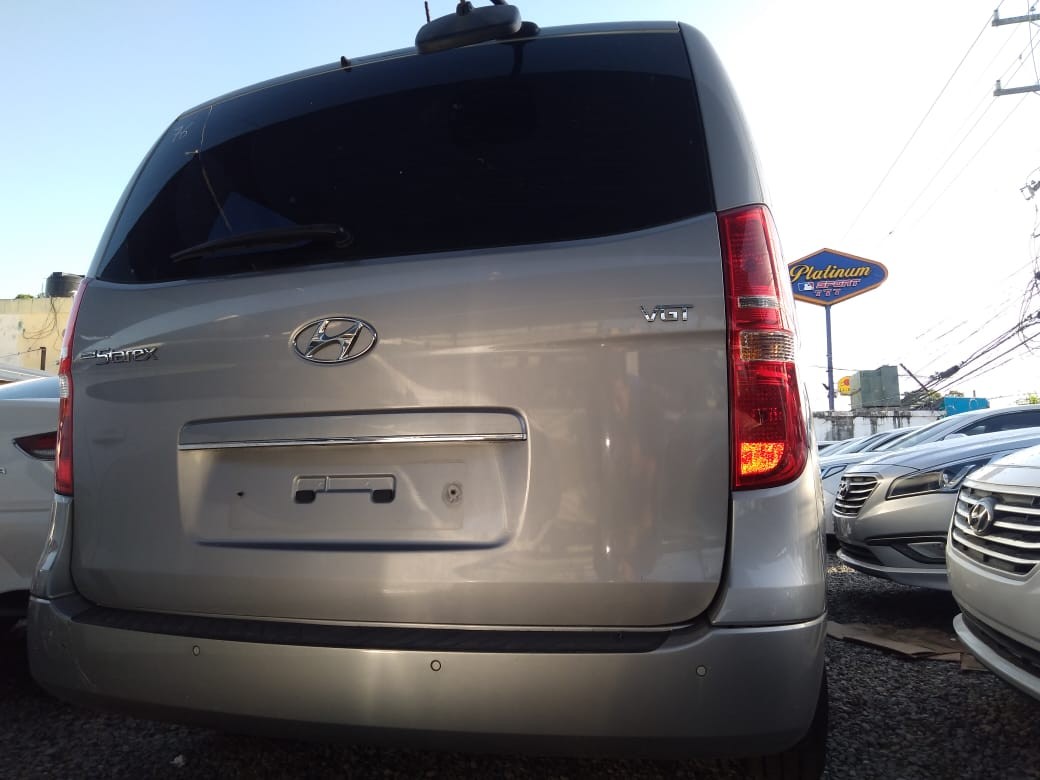 jeepetas y camionetas - HYUNDAI GRAND STAREX 2018 GRISDESDE: RD$1,300.100 5