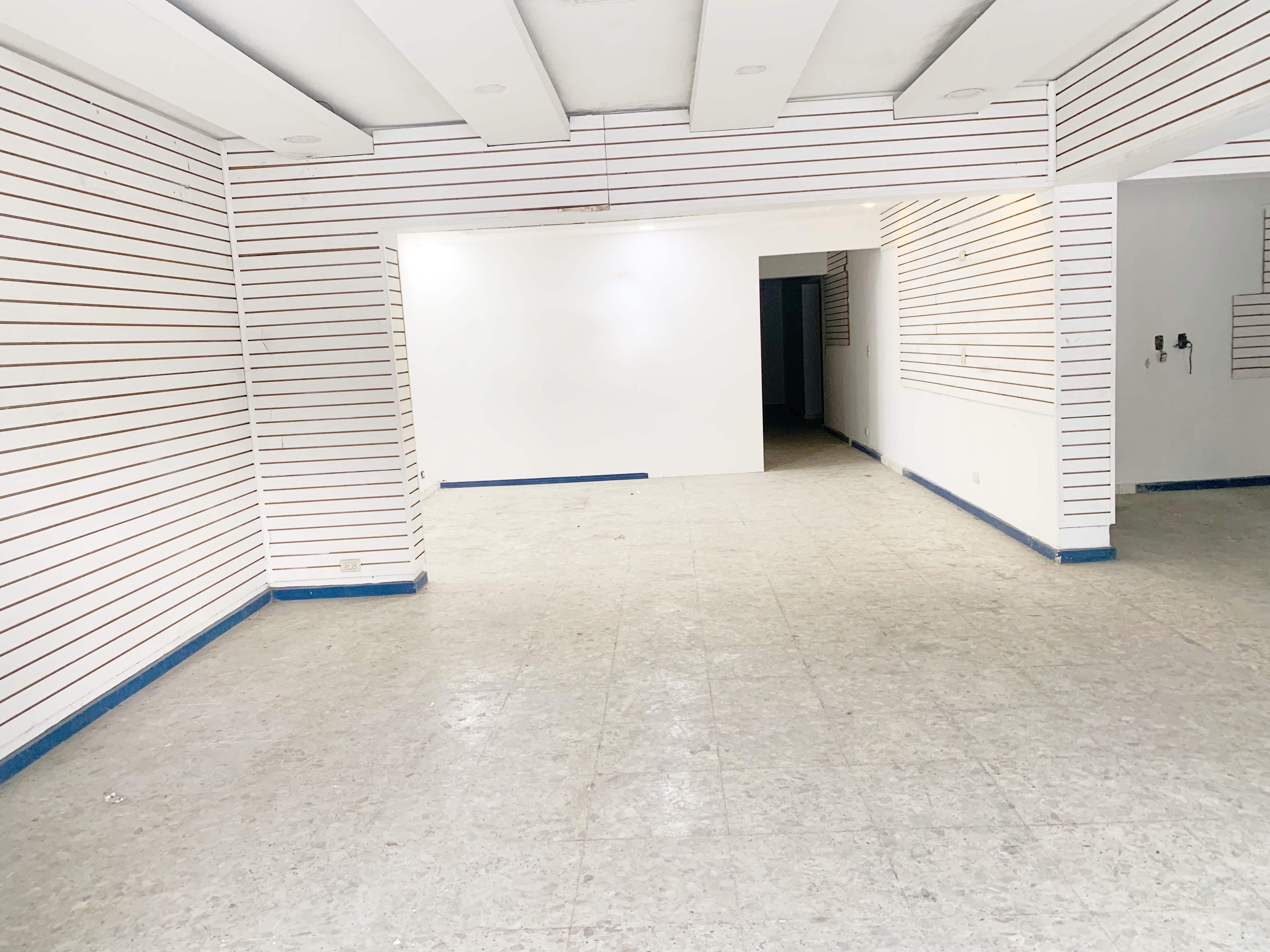 oficinas y locales comerciales - amplio local en primer nivel 4