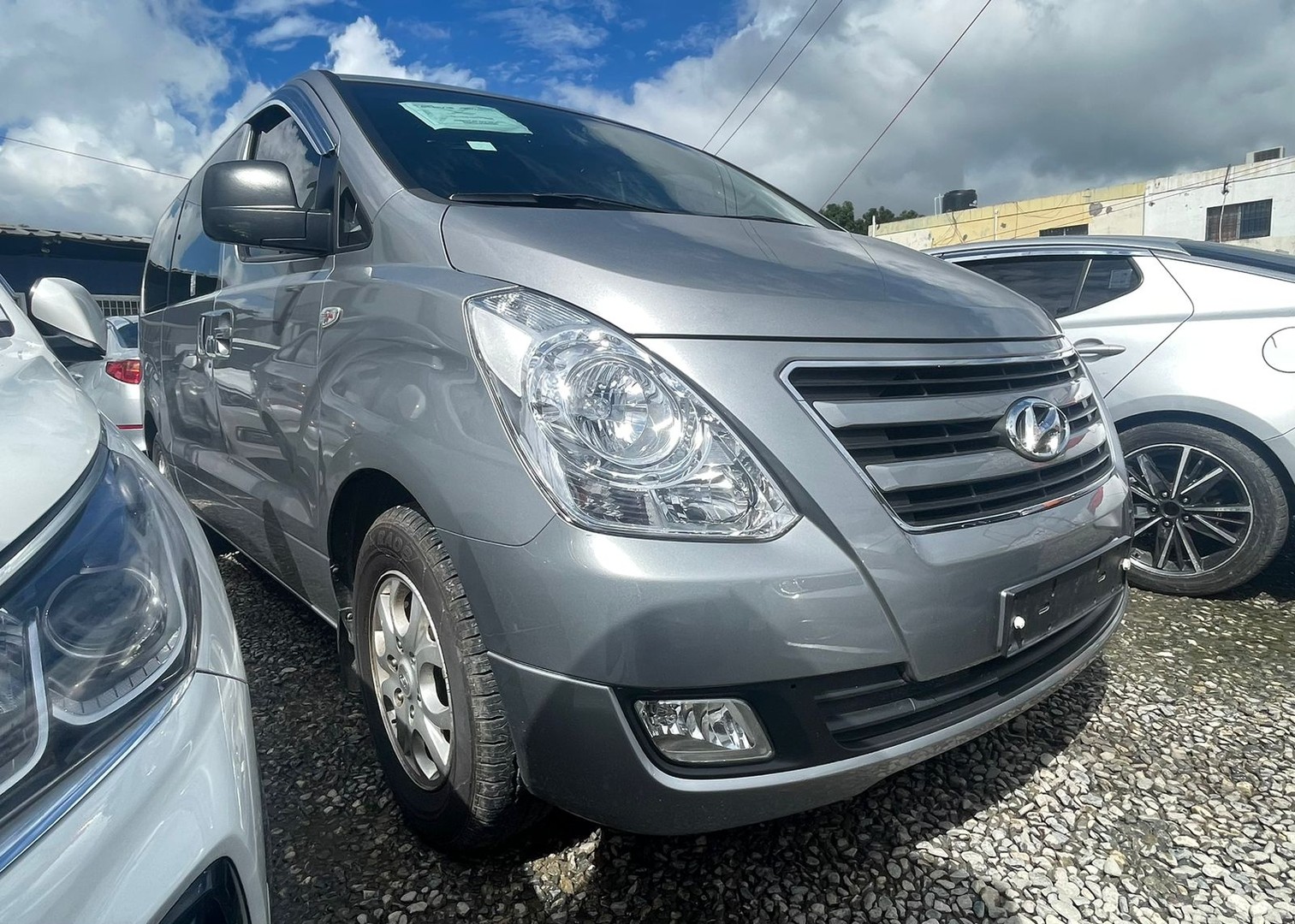 jeepetas y camionetas - HYUNDAI STAREX 2017 GRIS
