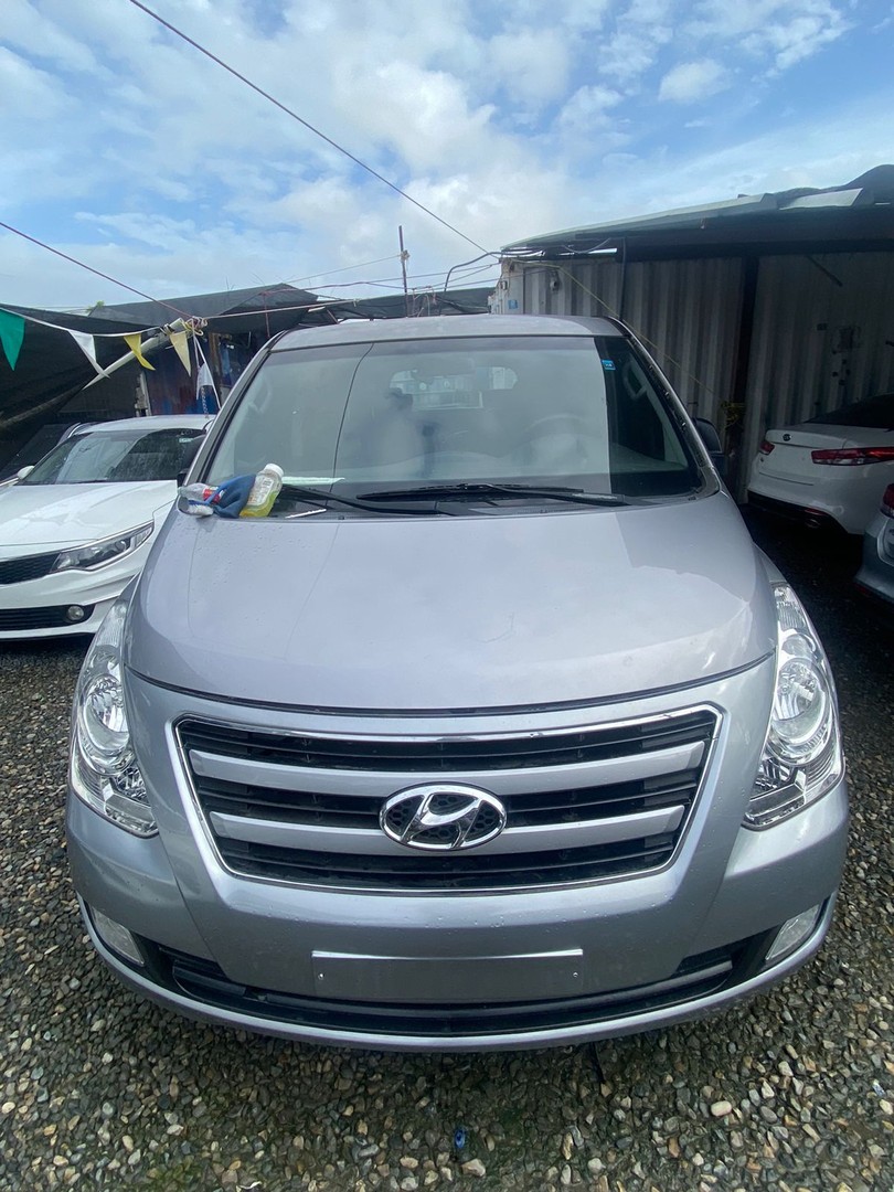 jeepetas y camionetas - HYUNDAI STAREX 2018 GRISDESDE: RD$1,300,000