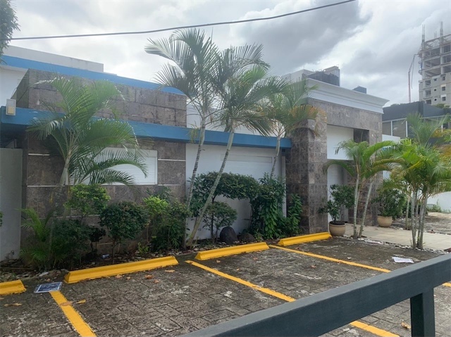 oficinas y locales comerciales - Propiedad comercial céntrica en Naco 4