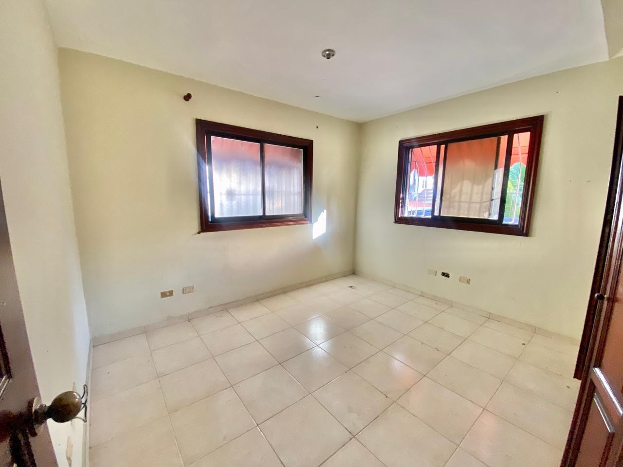 casas - Vendo Hermosa Casa en zona tranquila, Avenida República de Colombia.  1