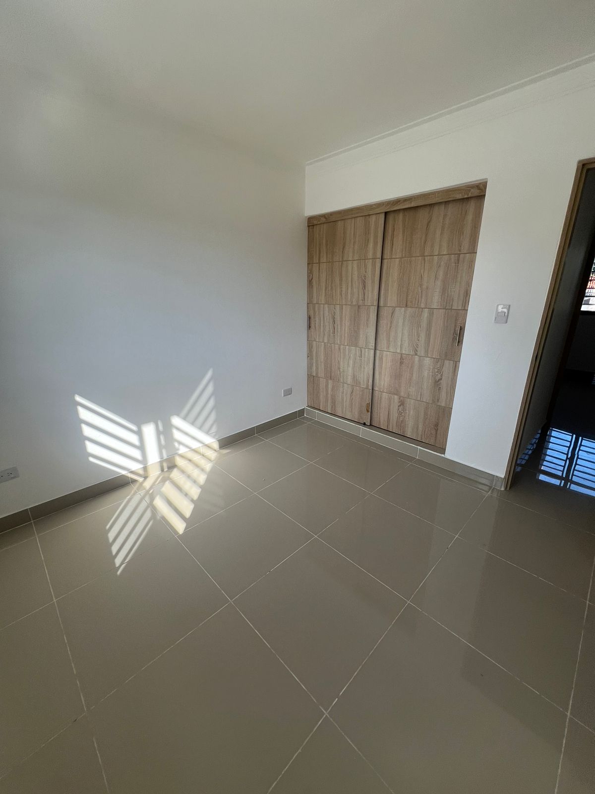 apartamentos - Apartamento con Balcón y cuarto de servicio +3 HAB/2BÑ ubicado en Las Américas 4