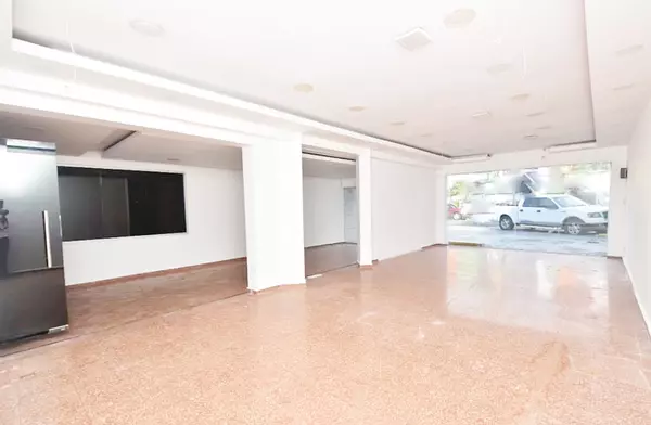 oficinas y locales comerciales - Local céntrico en Primer nivel 4